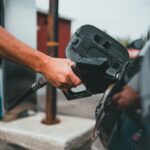 Mengisi Bensin Sambil Menggoyangkan Mobil? Stop Kebiasaan Ini Sekarang!