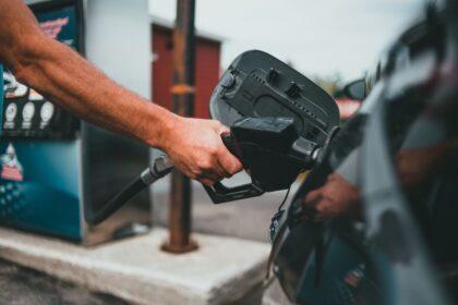 Mengisi Bensin Sambil Menggoyangkan Mobil? Stop Kebiasaan Ini Sekarang!