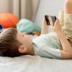 Stop Gadget Sebelum Tidur: Demi Kualitas Tidur dan Keamanan Digital Anak