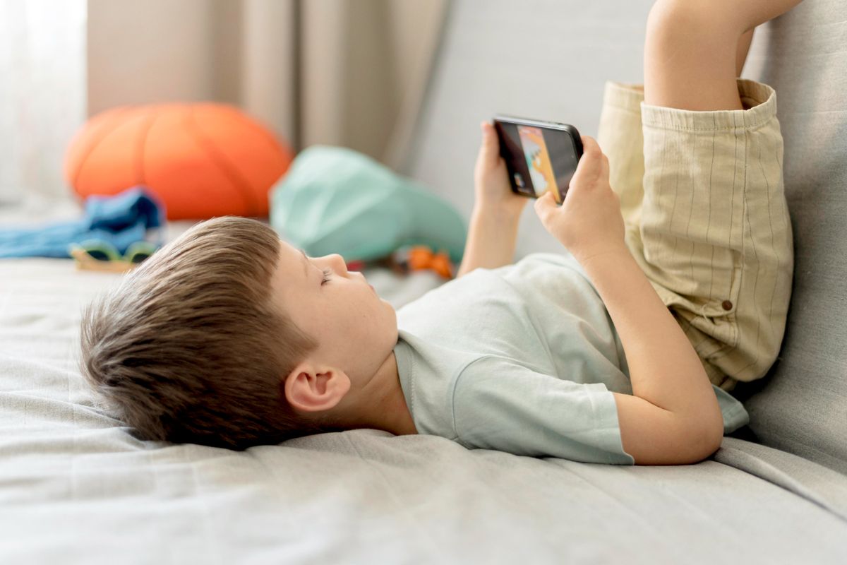 Stop Gadget Sebelum Tidur: Demi Kualitas Tidur dan Keamanan Digital Anak