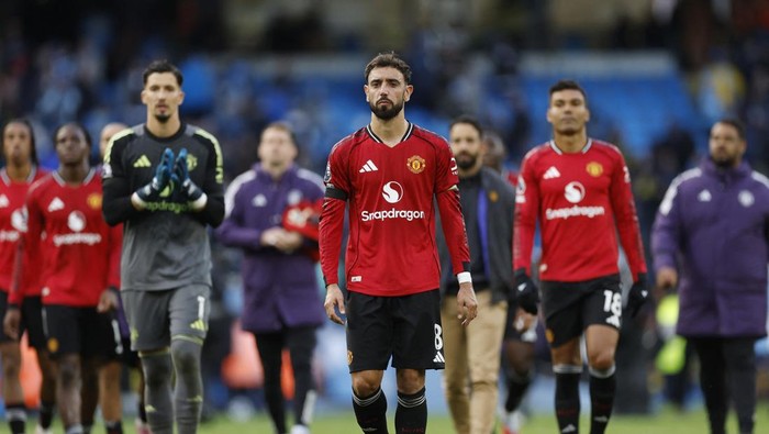 Kontradiksi Manchester United: Prestasi Jeblok, Pendapatan Melesat
