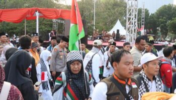 KAWAL ASPIRASI KEMANUSIAAN: 1.722 Personel Amankan Aksi Solidaritas Pemuda Indonesia untuk Palestina di Monas