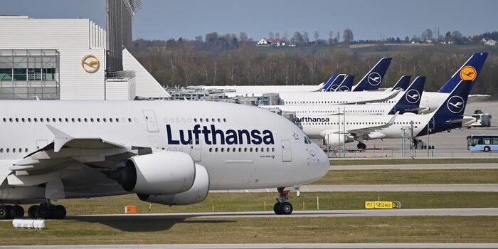 Kekacauan di Udara: Penumpang Tikam Remaja dengan Garpu dalam Penerbangan Lufthansa, Pendaratan Darurat di Boston