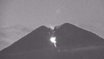 Aktivitas Vulkanik Meningkat: Gunung Semeru Luncurkan Lava Pijar Sejauh 2,5 Km ke Besuk Kobokan, Warga Diimbau Waspada Tinggi