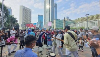 Semangat Dangdut Melayu di Jantung Ibu Kota: Orkes Gerobak Dorong Bikin CFD Bundaran HI Bergoyang