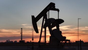 Gejolak Pasar Komoditas: Harga Minyak Anjlok ke Level Terendah Sejak 2021