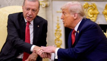 Keputusasaan Strategis: Analisis di Balik Blokade Selat Hormuz oleh Donald Trump