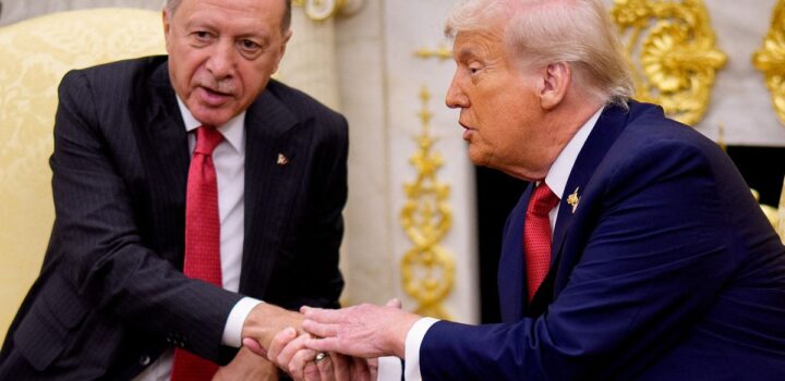 Keputusasaan Strategis: Analisis di Balik Blokade Selat Hormuz oleh Donald Trump