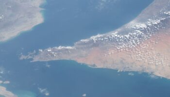 Eskalasi Teluk Oman: Iran Ancam Balasan Militer Usai Penghadangan Kapal Kargo oleh Armada Amerika Serikat