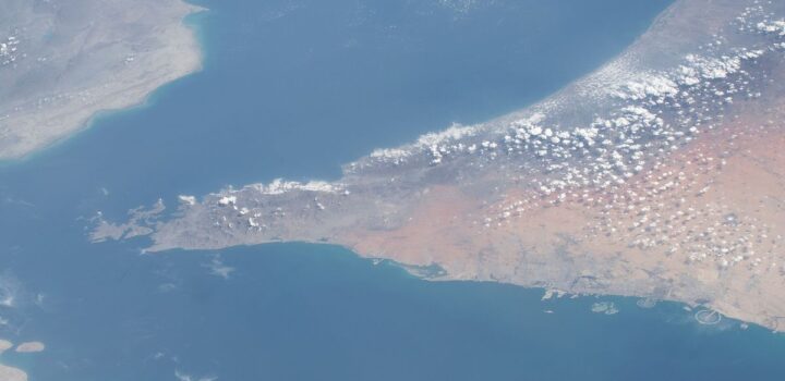 Eskalasi Teluk Oman: Iran Ancam Balasan Militer Usai Penghadangan Kapal Kargo oleh Armada Amerika Serikat